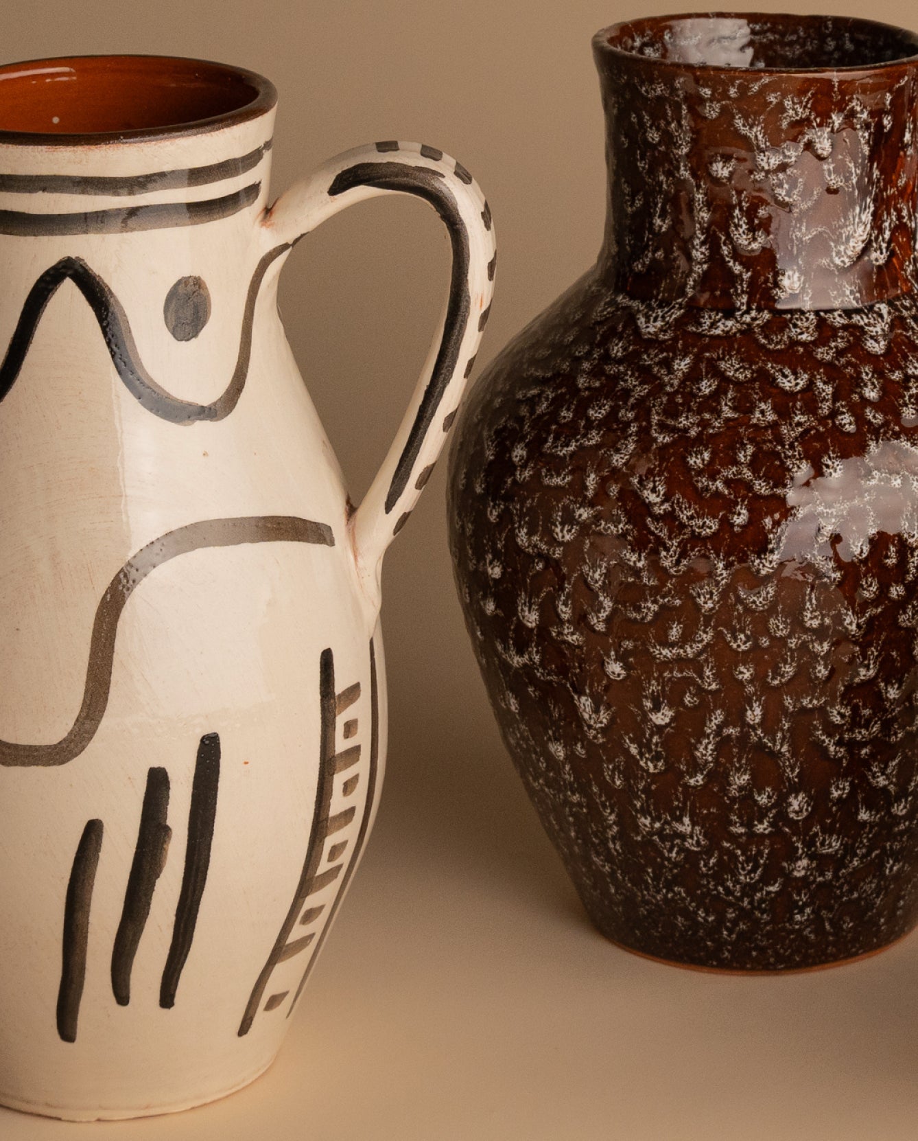 Een hangemaakte Marokkaanse vaas als statement piece in een modern interieur