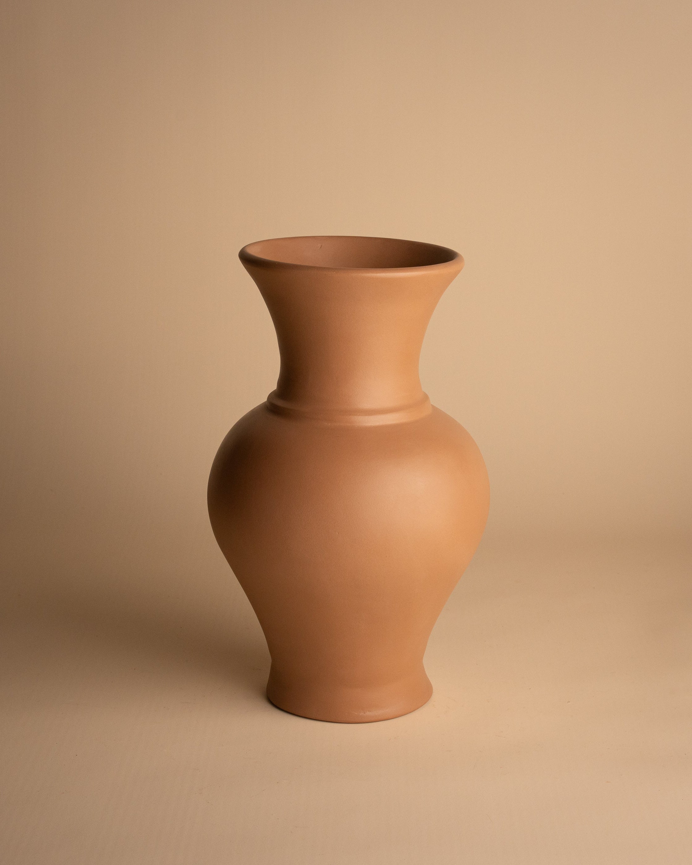 HANDGEMAAKTE VAAS – LAYN